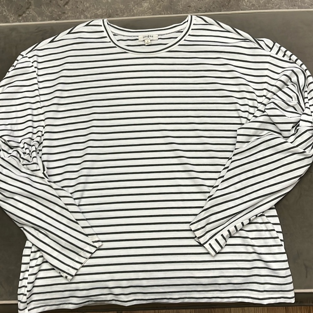 Umgee USA small that can fit large very oversized long sleeves that have a knot